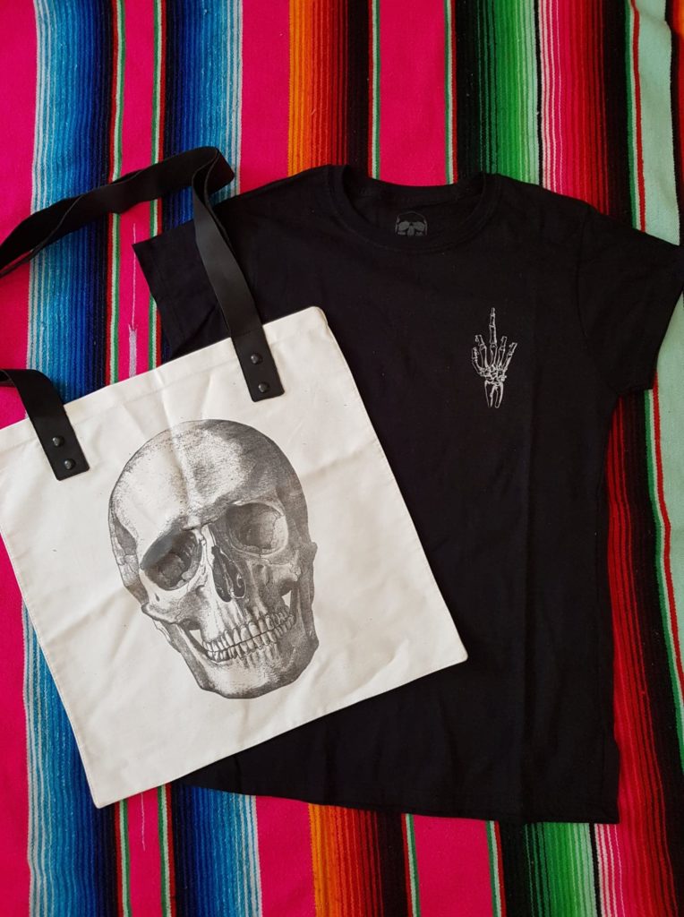 Dieses tolle Set bestehend aus Tasche und Shirt gibt es zum Tag der Toten zu gewinnen.