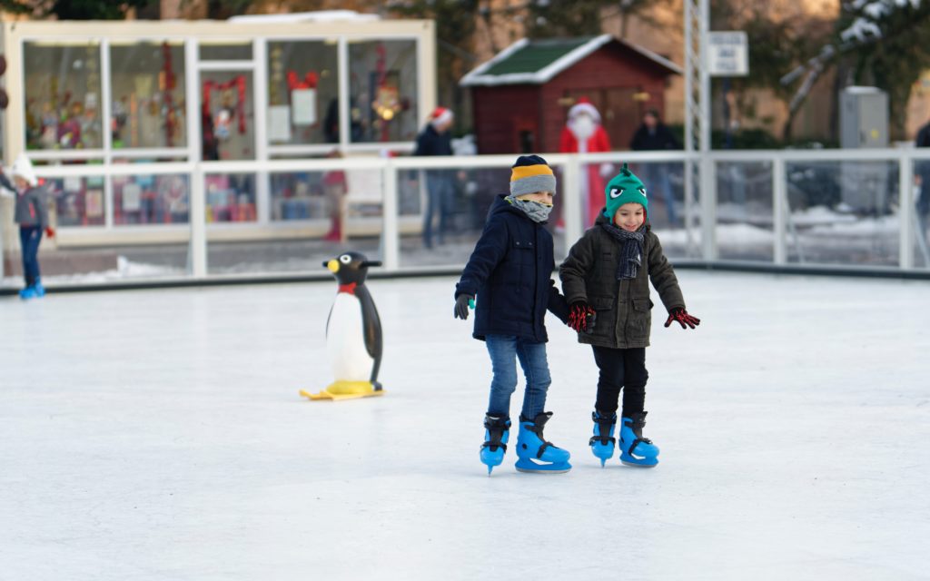 Eislaufen ist eine tolle Aktivität für die ganze Familie.