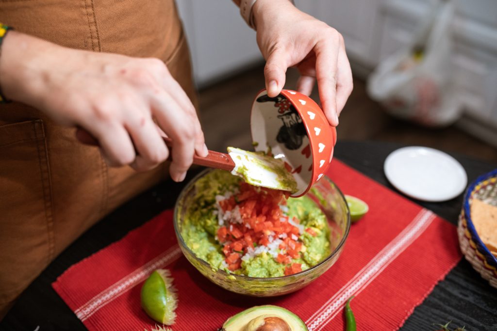 Meine Lieblings-Guacamole enthält Tomaten und Zwiebeln