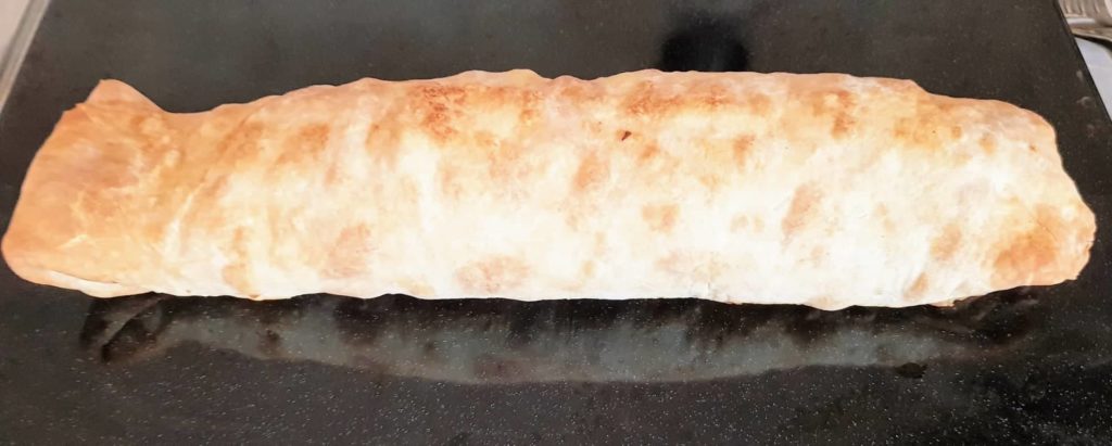 Frisch aus dem Ofen schmeckt der Strudel mit Gemüse am besten.