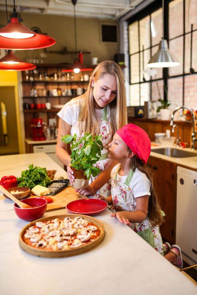 Kinder probieren viel lieber, wenn sie bei der Zubereitung mithelfen dürfen