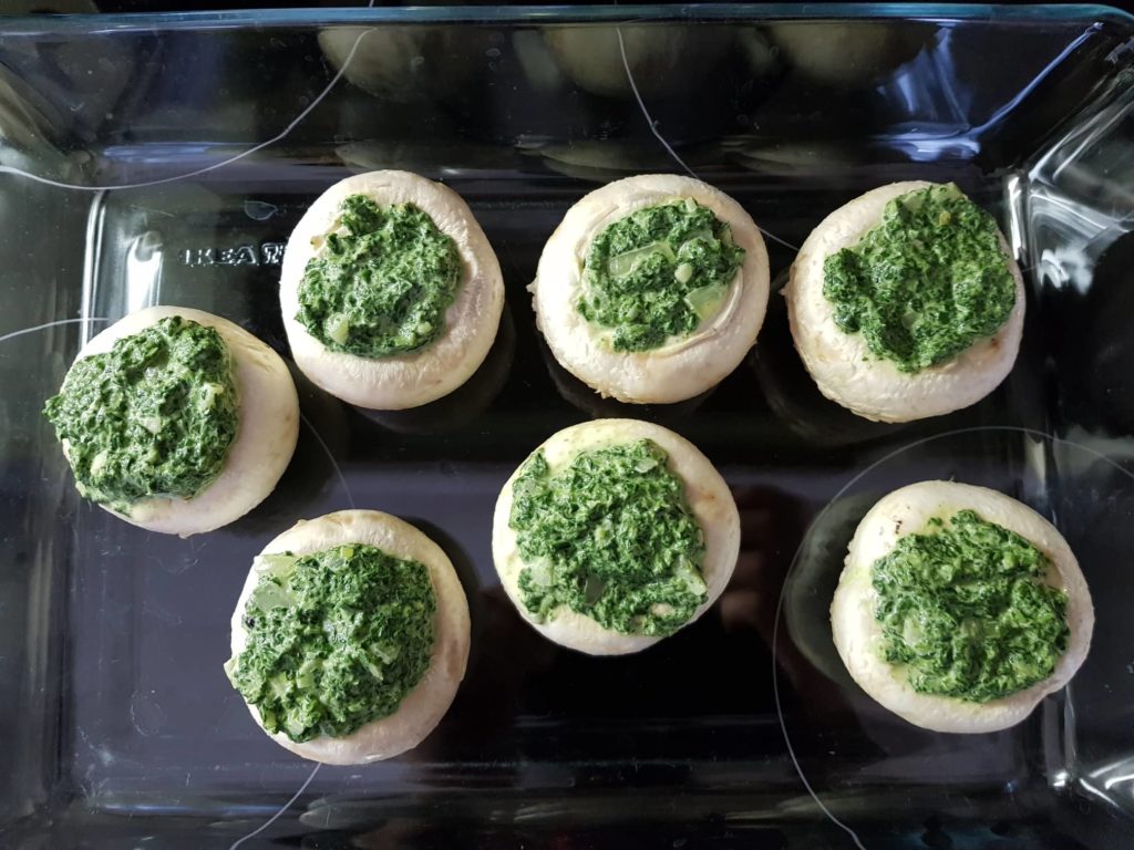 Champignons gefüllt mit Frischkäse und Spinat.