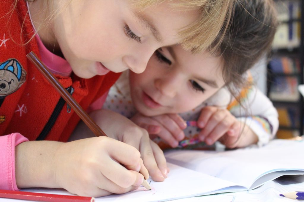 Kinder sind von Natur aus wissbegierig und wollen lernen. Dafür braucht es keine Belohnungen.
