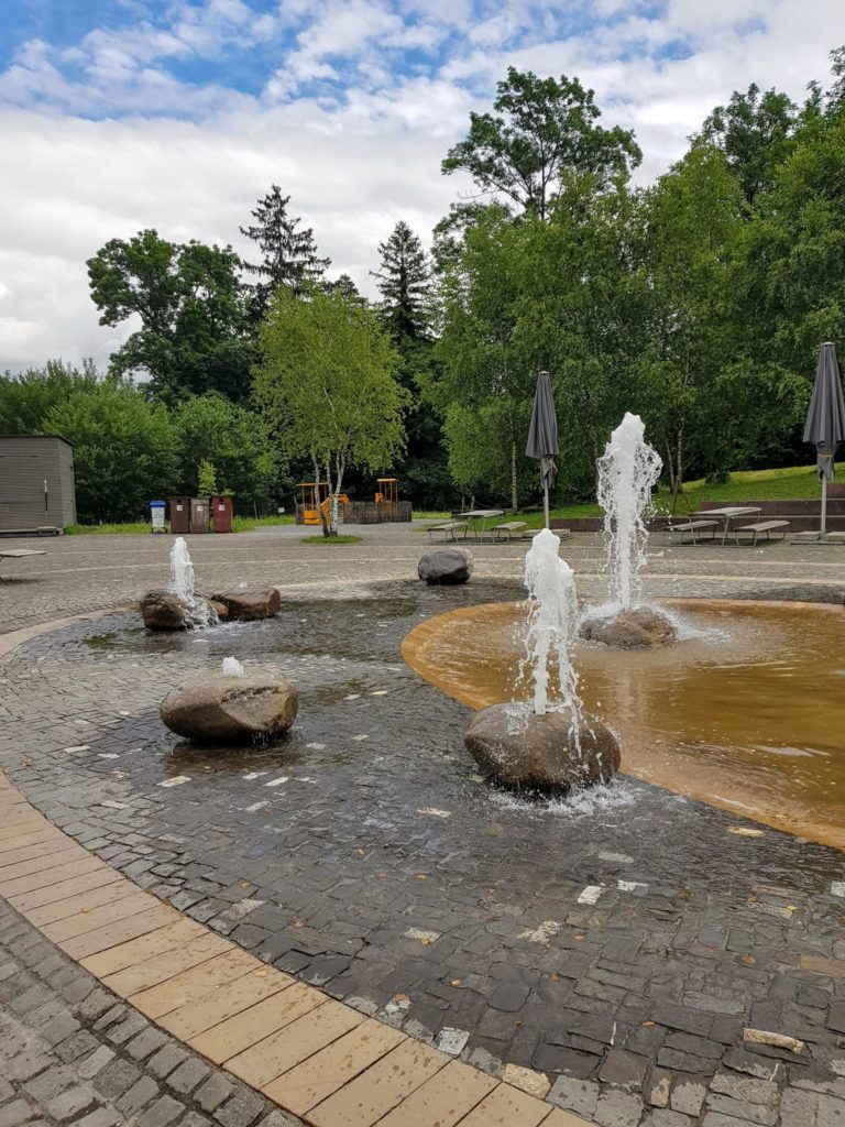 Der Springbrunnen im Tierpark Goldau ist die perfekte Abkühlung an heissen Tagen.