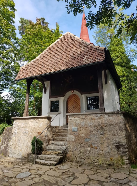 Die Kapelle oberhalb der hohlen Gasse ist der erste Halt auf unserer Wanderung zur Gesslerburg.