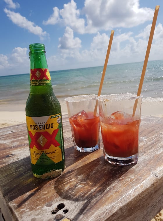 Ein Ojo Rojo geniessen, am Strand von Playa del Carmen.
