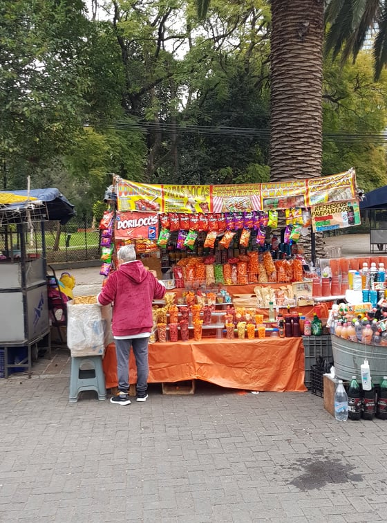 Im Park von Chapultepec bieten die Händler ihre Waren an.