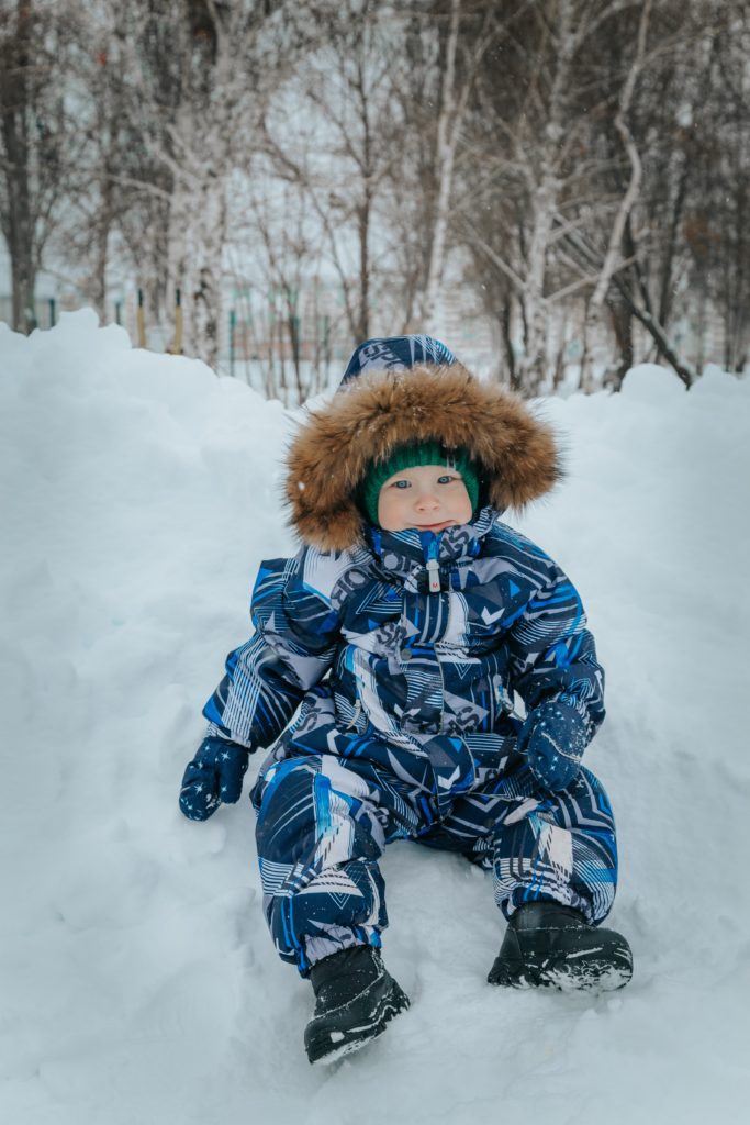 Im Winter ist gute Kleidung wichtig. Doch was tun, wenn das Kind die Jacke nicht anziehen will?