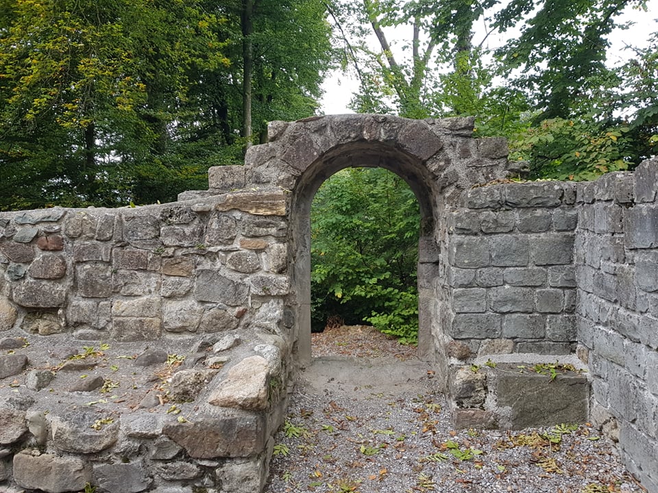 Die Burg Hünenberg eignet sich perfekt für einen Kurzausflug.