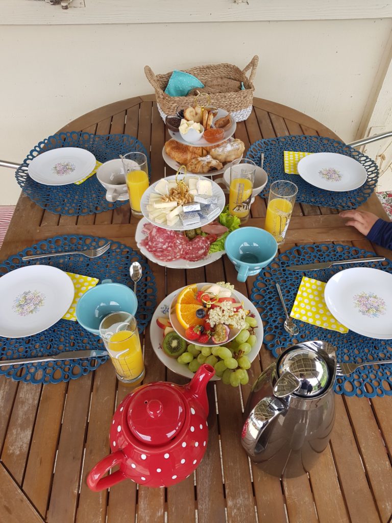 Frühstück direkt vor dem Bauwagen. Ein perfekter Start in den Tag.