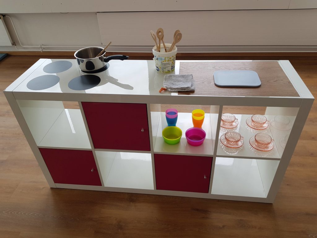 Spielküche für die Kinder. Ein toller Gegenstand für Rollenspiele.