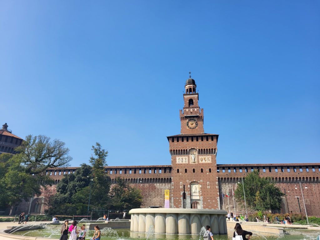 Das Castello Sforzesco gehört zu unseren Must-sees in Mailand. PErfekt für Familien mit Kindern.