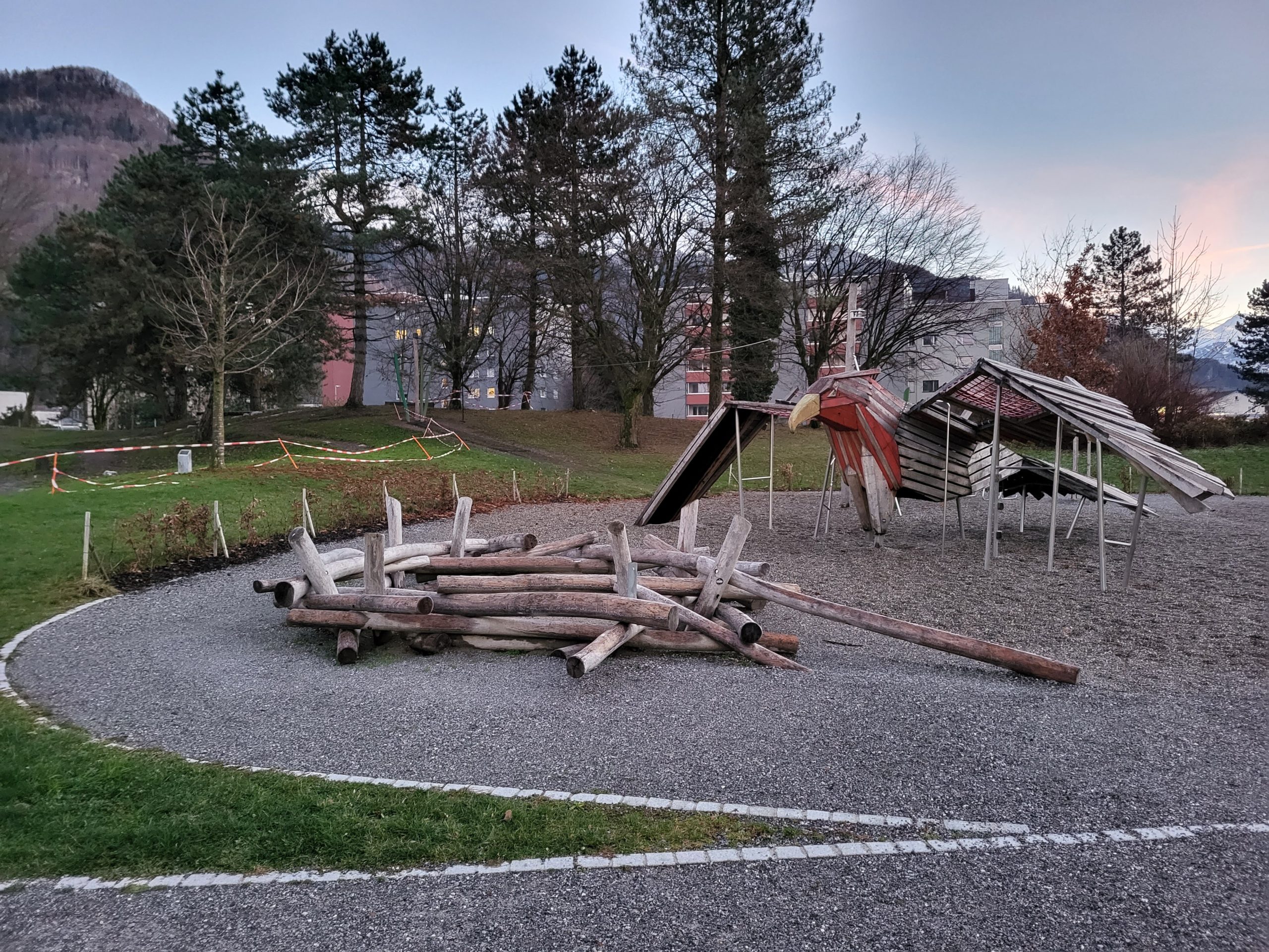 Der Spielplatz in der Lintharena in Näfels war für unsere Kinder grossartig.